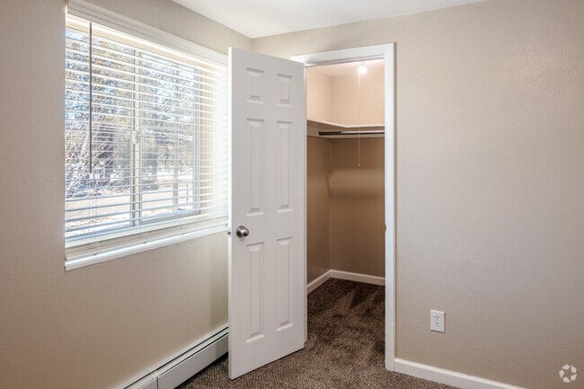 2BR, 1BA - 650SF - Bedroom Closet