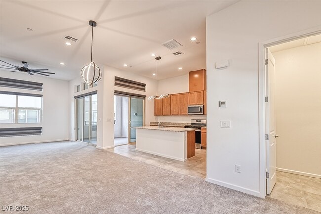 Photo - 643 Grey Saker St