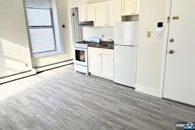 Building Photo - 66 W Palisade Ave Unit 2 Rental