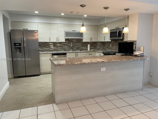 Building Photo - 5825 Collins Ave Unit 7B