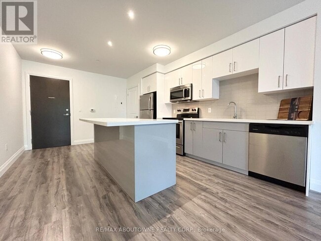 Photo - 460 Belmont Ave W