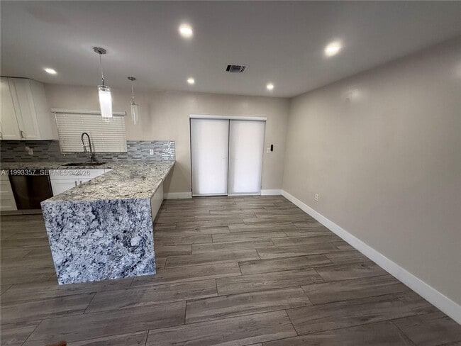 Photo - 1050 W 37th St