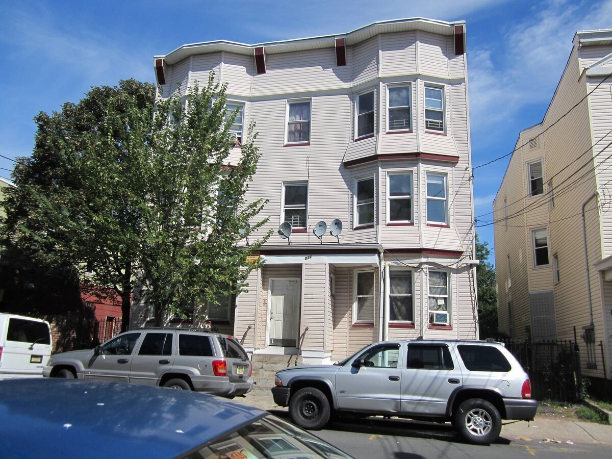 Photo - 317-319 W Runyon St Apartments