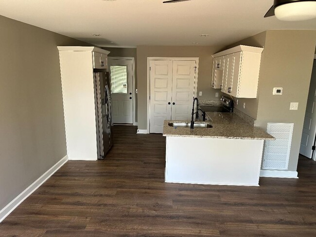 Building Photo - 415 Martha Ln Rental