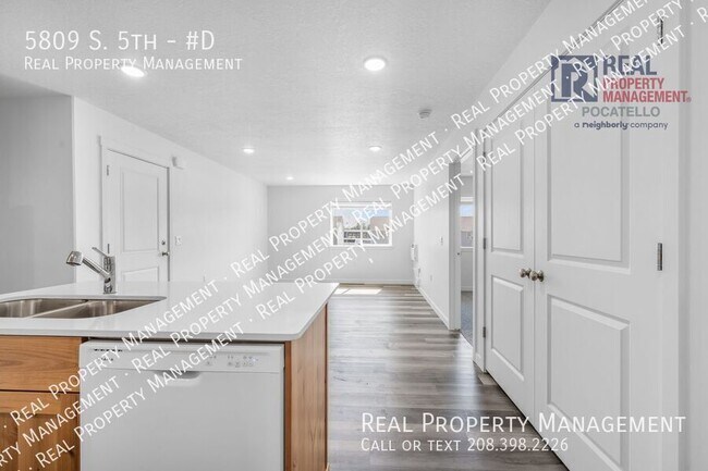 Photo - HOLIDAY MOVE-IN SPECIAL - Brand New 3 Bedr... Unidad #D