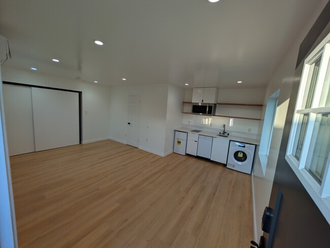 Building Photo - Tiller Front R