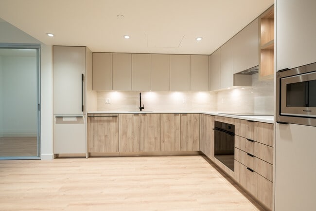 Photo - 526-755 Harbourside Unit 526