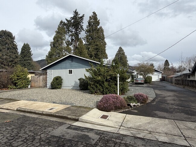 Photo - 431 NE Candy Ln