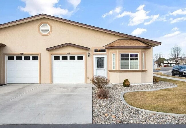 Building Photo - Charming 2 Bedroom, 2 Bath Duplex in an Excellent Location!