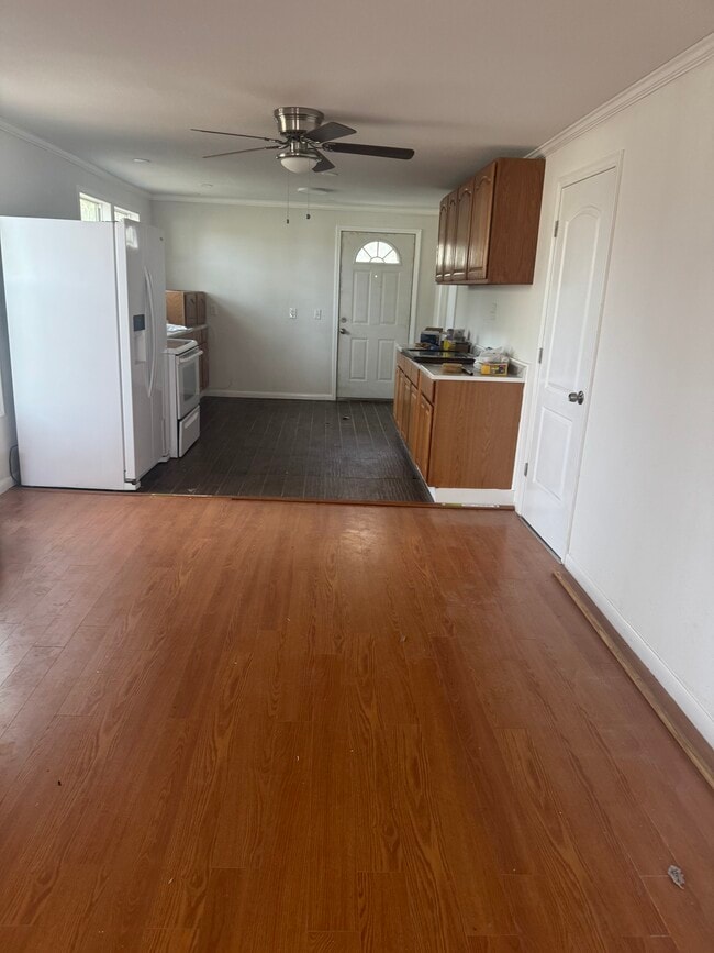 Living kitchen area - 2225 Macon Ave