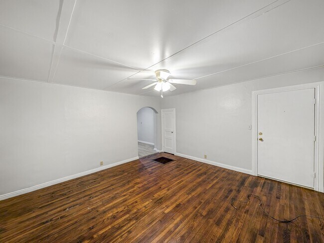 Photo - 208 E Graham St