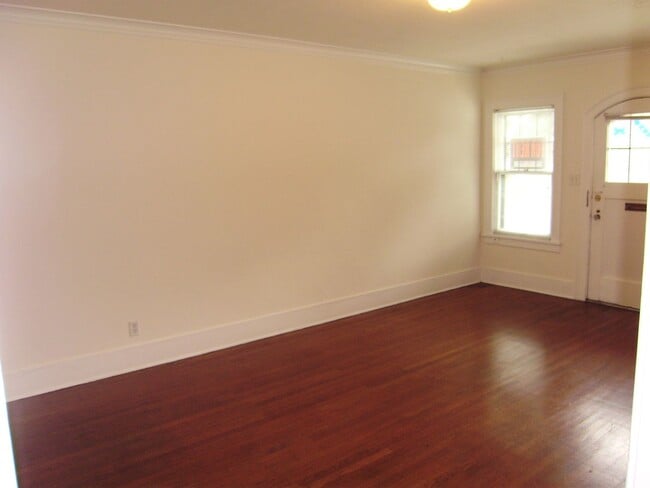 Building Photo - Roanoke Court Unit 2525