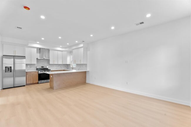 Photo - 6717 Madison St