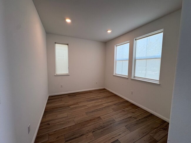 Photo - 3 bedroom 2.5 Bath with Solar in Brentwood