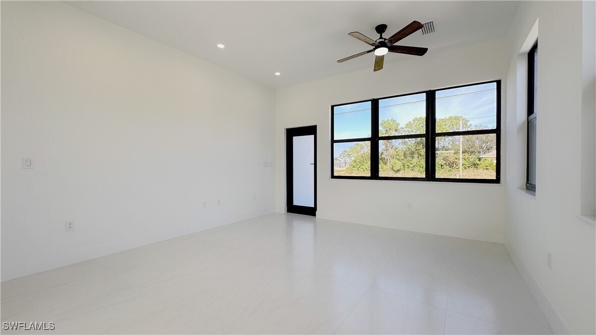 Photo - 714 Chambers St E