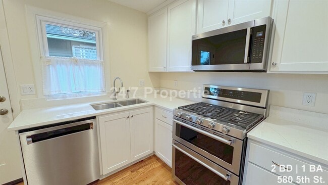 Photo - Remodeled 2 BD | 1BA Duplex - First Edition Lake Oswego