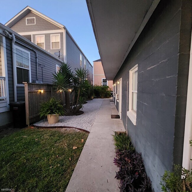 Photo - 2 br, 1 bath 4plex - 7449 Pitt Street Audu...