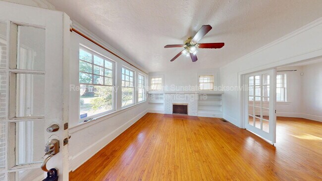 Photo - 231 W 10th St