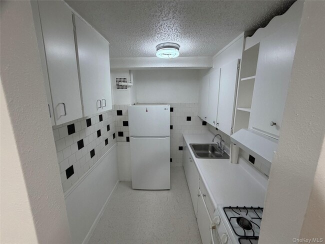 Photo - 83-30 Vietor Ave Unit 323