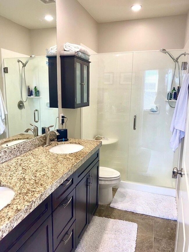 Building Photo - Beautiful 3 Bedroom Townhome in Daybreak!