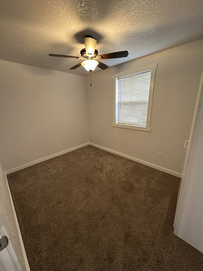 "Charming Little 2-Bedroom Gem on North 5th Street with Elegant Granite Touches!"