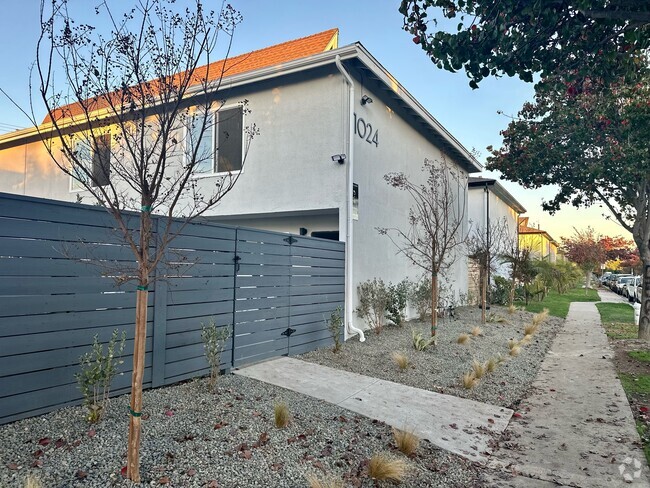 Building Photo - 1024 Mission Townhomes