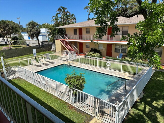 Building Photo - 305 NE 16th St Unit B7