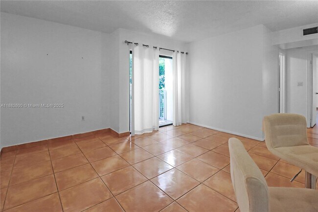 Photo - 753 Michigan Ave Unidad 3B