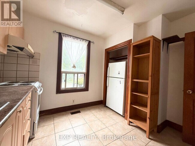Photo - 759 Gerrard St E