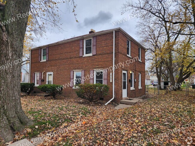 Building Photo - Updated 2 bedroom 1 bathroom duplex Rental