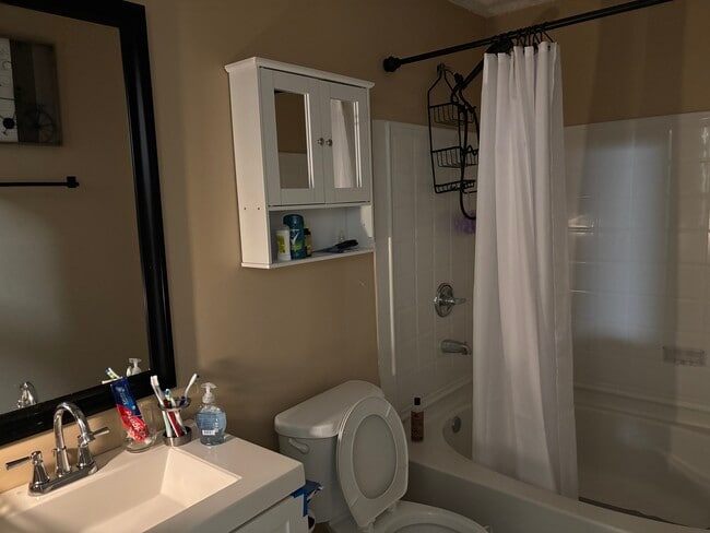 Building Photo - 5104 Fairington Village Dr Unit 5104