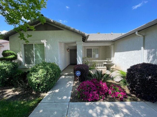 Building Photo - Lovely NW Visalia home coming soon!