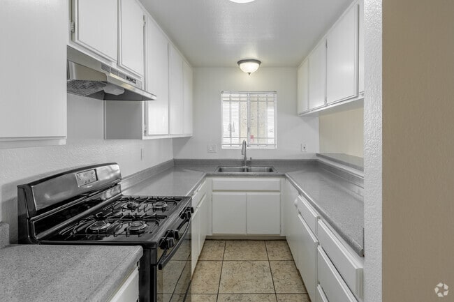 2BR, 2BA - 700SF - Kitchen - 1636 E 6th St.