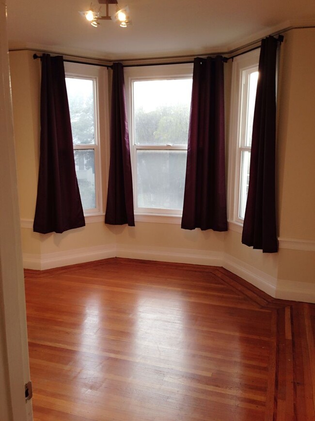 Building Photo - 634b Masonic Ave Unit Room 1 Rental