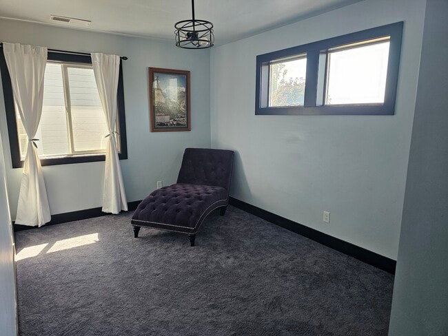 Building Photo - 2005 E Presidential Dr Rental