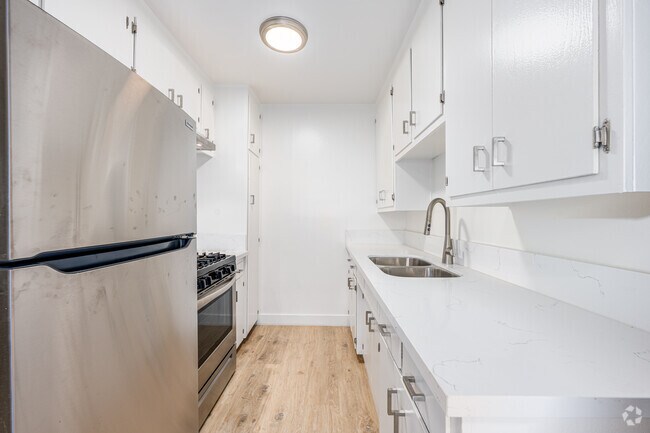 2BR, 1BA - 822SF - Kitchen