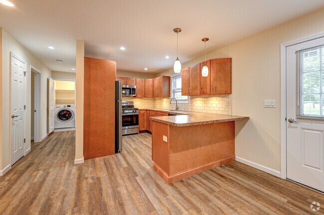 1BR, 1BA - 750 SF