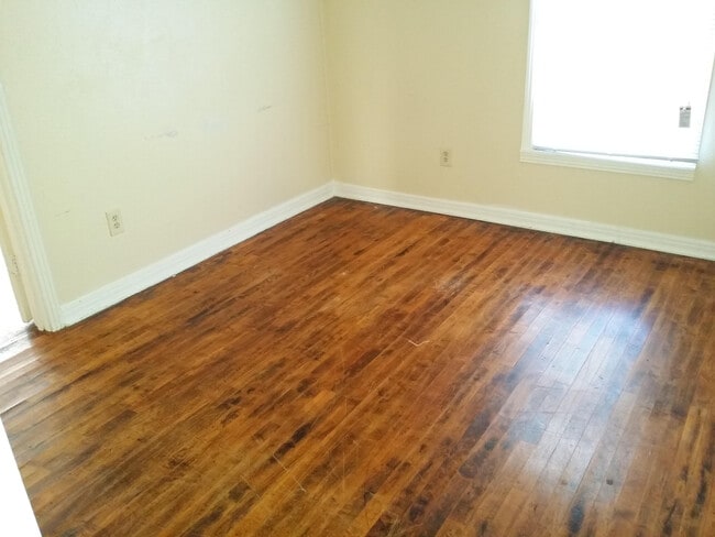 Photo - 907 E Avenue G