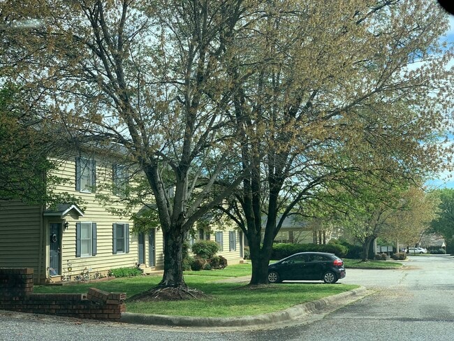 Hickory East Exterior - Apartments on 20th