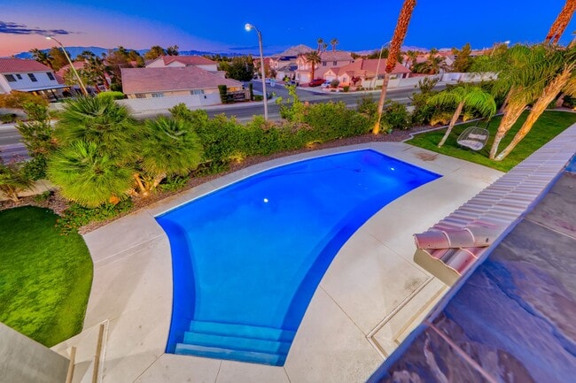 Building Photo - Stunning Green Valley, Guard Gated Community, Pool Home!