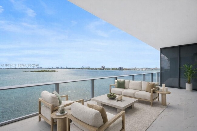 Building Photo - 700 NE 24th St Unit 805