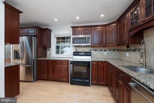 Building Photo - 384 Walnut Ln