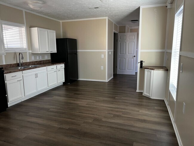 Photo - 709 N Collins Fwy