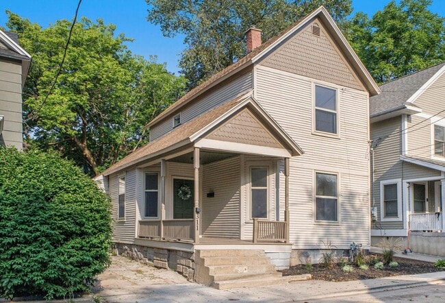 Photo - 311 Robey Pl SE