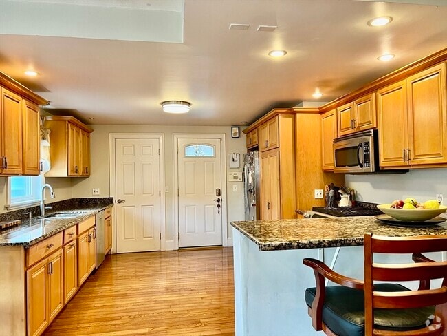Building Photo - 55 Beach St Unit 2 Rental