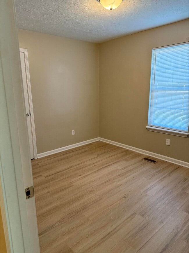 Photo - 297 Young St