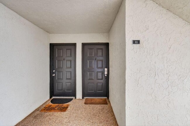 Photo - 744 Executive Center Dr Unidad 11