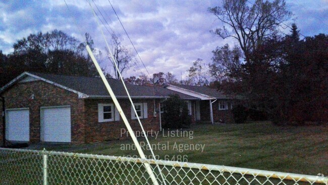 Building Photo - Large Brick Home, Jonesborough