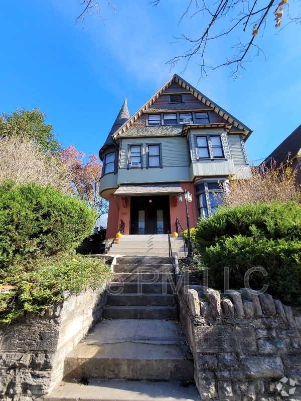 Building Photo - 634 Greenup St Rental