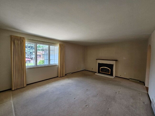 Photo - 250 E Graves Ave